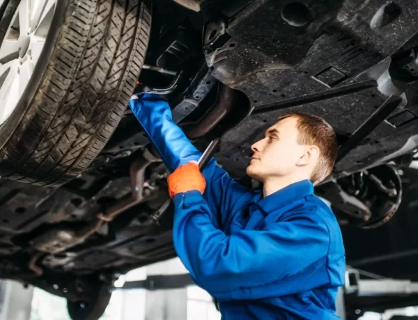 AnyConv.com__mechanic-with-lamp-checks-car-brake-hoses-2021-08-26-16-26-35-utc-1-730x460